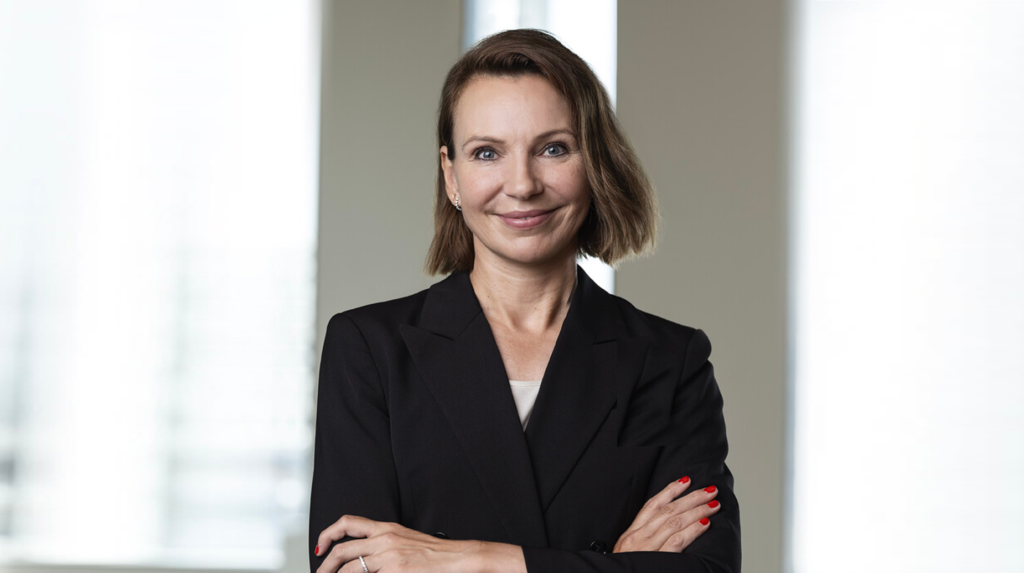 Charlotte Dreyer-Gershof, ny CFO hos idverde Danmark, i sort blazer med krydsede arme