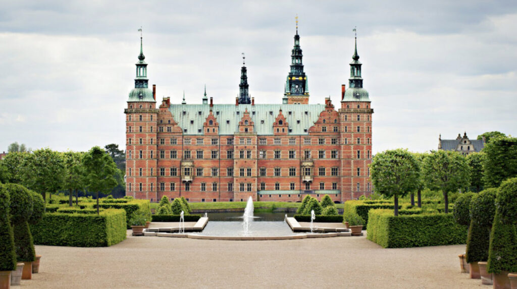 Formklippede hække og buksbomtræer i den formelle have foran Frederiksborg Slot.