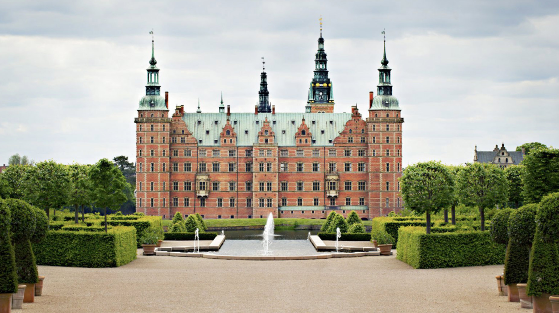 Formklippede hække og buksbomtræer i den formelle have foran Frederiksborg Slot.